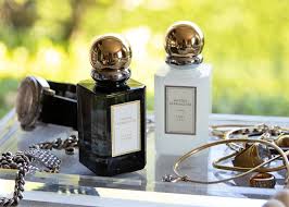 How to Layer Perfumes: A Complete Guide to Creating Your Own Layering Combo